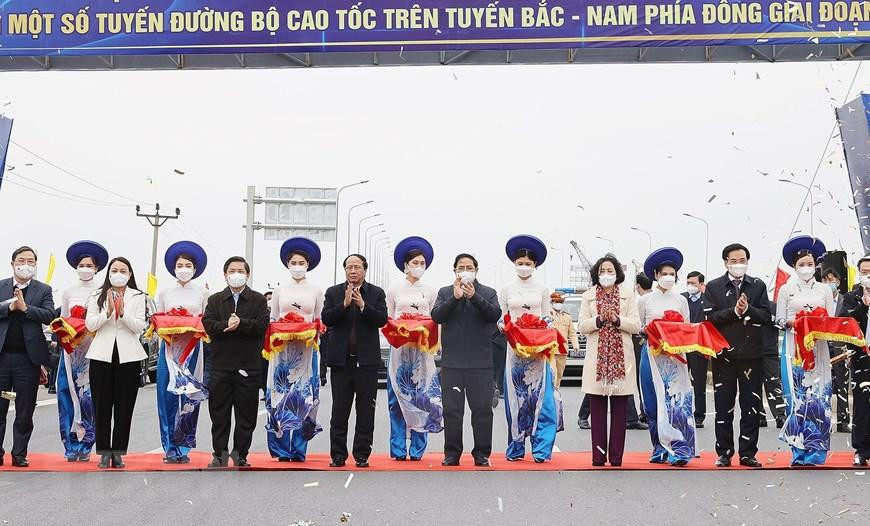 Thủ tướng Phạm Minh Chính và các đại biểu cắt băng khánh thành đoạn cao tốc Cao Bồ-Mai Sơn. (Ảnh: Dương Giang/TTXVN)