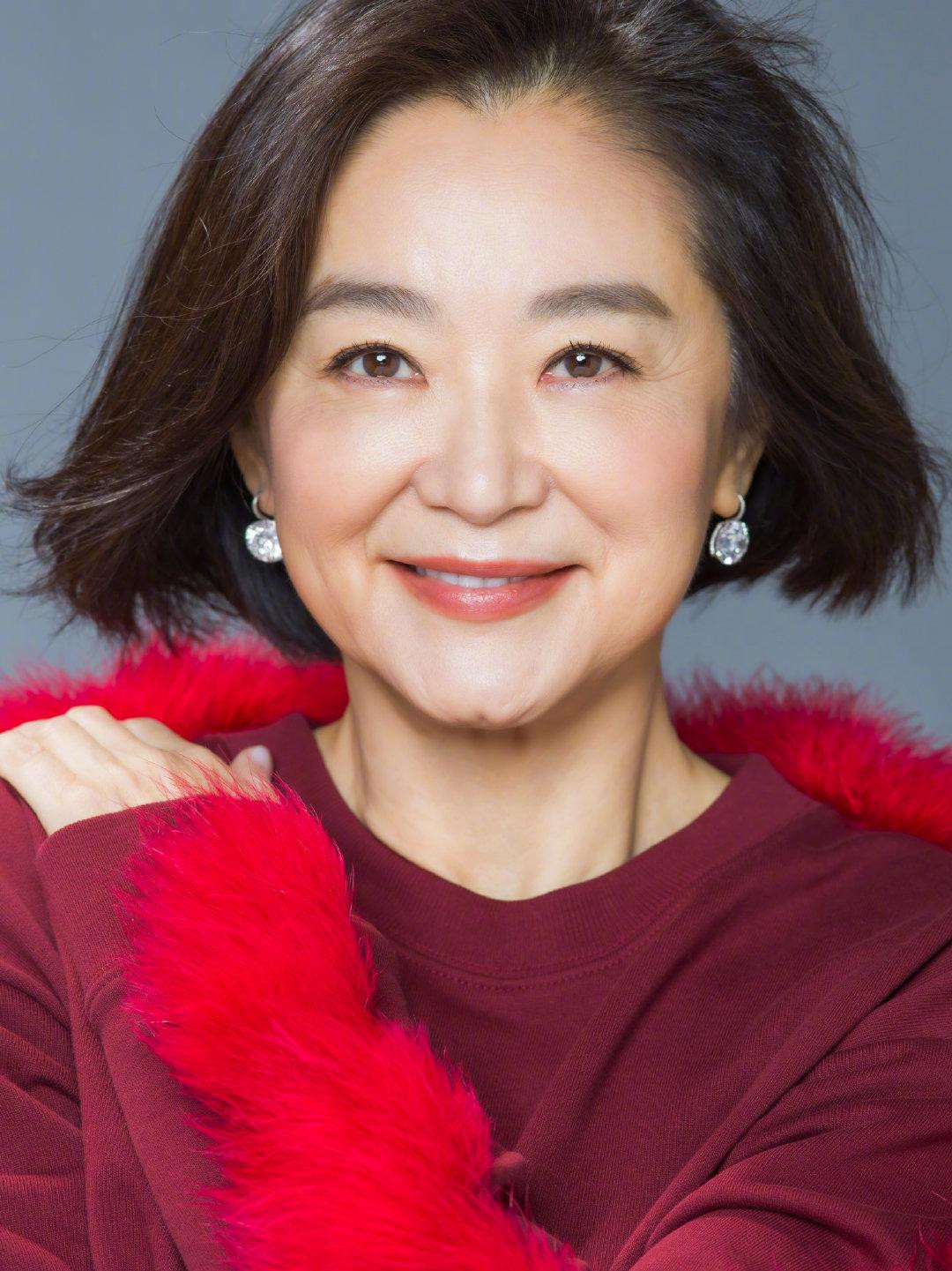 Mới đây, Lâm Thanh Hà đăng bức ảnh chân dung trên trang cá nhân, kèm lời chúc năm mới gửi đến người hâm mộ: &quot;Xin chúc mọi người năm con hổ an khang thịnh vượng. Năm Nhâm Dần gặp nhiều may mắn, quan trọng nhất là sức khoẻ dồi dào, gặp nhiều may mắn&quot;. Trong ảnh, nữ diễn viên 68 tuổi mặc áo lông đỏ, để tóc ngắn. Gương mặt bà in hằn nhiều dấu vết tuổi tác nhưng điều đó không ảnh hưởng đến vẻ rạng ngời, đằm thắm. Rất nhiều dân mạng để lại bình luận khen ngợi nhan sắc thách thức thời gian của Lâm Thanh Hà. Có người còn thốt lên: &quot;Chị cưới em đi&quot;.