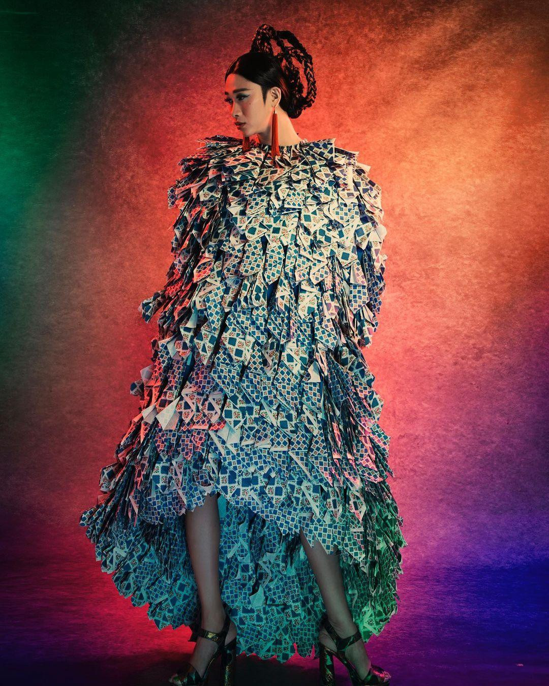 Hải Triều lên đồ, ngẫu hứng làm thơ nhân dịp sắp hết Tết: “Mùa xuân đến quá vội vàng/Mới đây đón Tết bây giờ mùng Tư”.