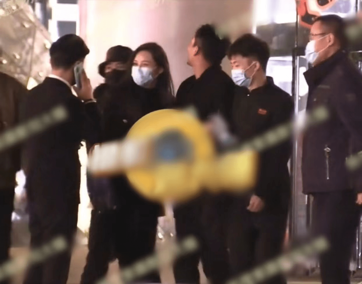 Trương Dĩnh Dĩnh đi cạnh Uông Tiểu Phi Trương Dĩnh Dĩnh đi cạnh Uông Tiểu Phi