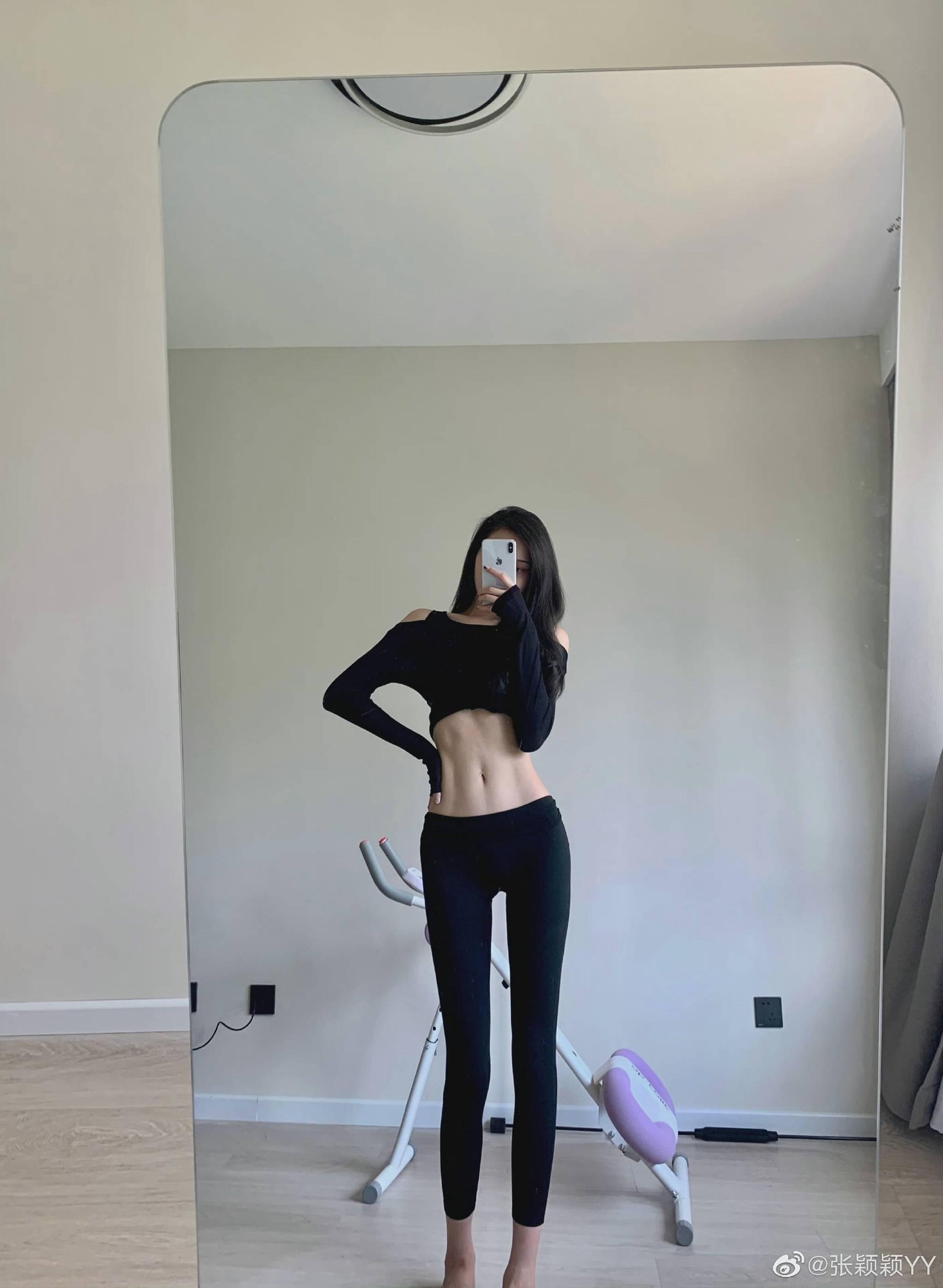 Trương Dĩnh Dĩnh sở hữu nhan sắc xinh đẹp và thân hình đáng mơ ước. Trương Dĩnh Dĩnh sở hữu nhan sắc xinh đẹp và thân hình đáng mơ ước.