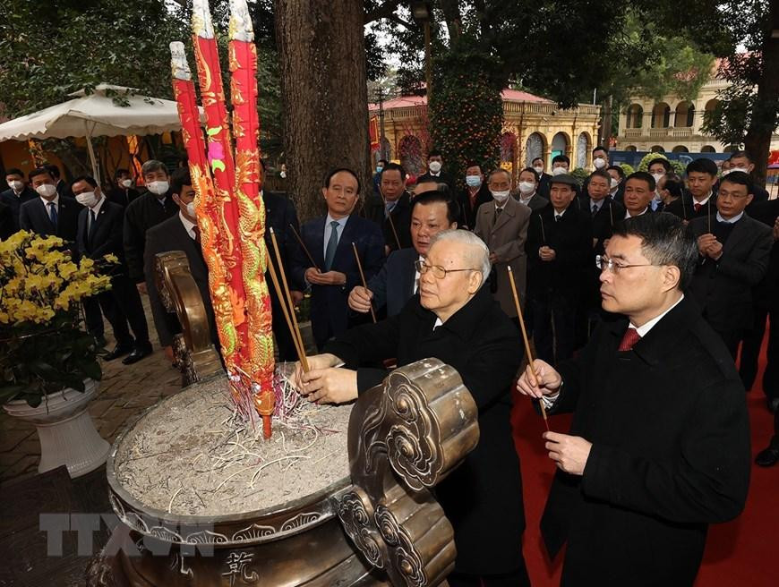 Tổng Bí thư Nguyễn Phú Trọng dâng hương tại Điện Kính Thiên - Khu di sản Hoàng thành Thăng Long. (Ảnh: Trí Dũng/TTXVN)