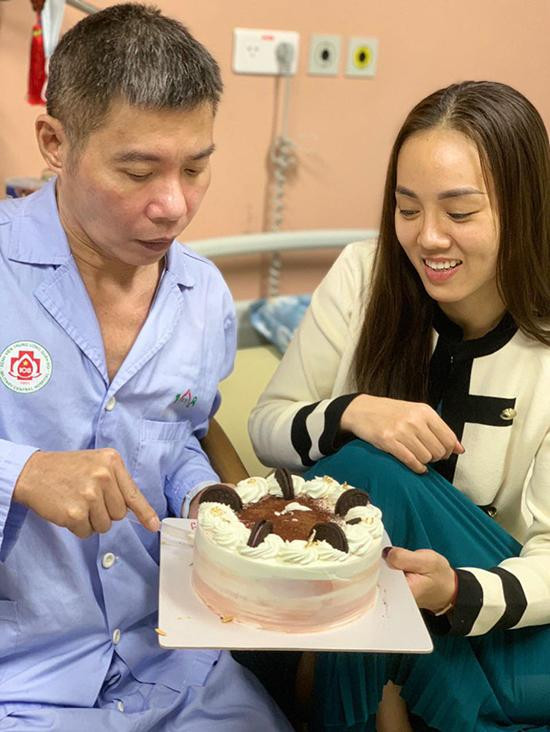 NSND Công Lý đón sinh nhật cùng vợ tại bệnh viện hồi tháng 10/2021. NSND Công Lý đón sinh nhật cùng vợ tại bệnh viện hồi tháng 10/2021.