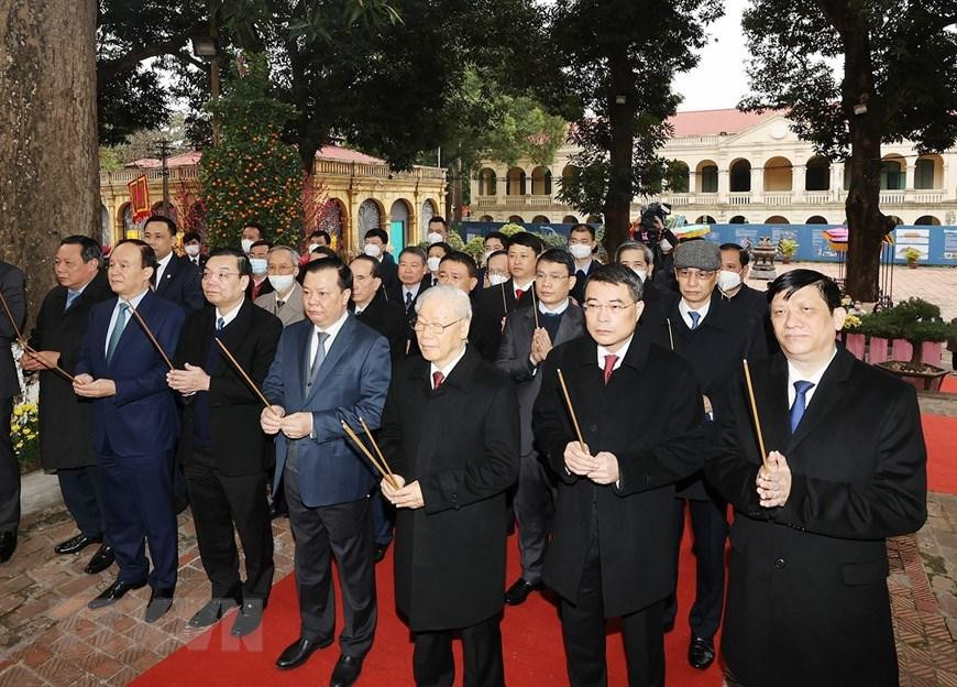 Tổng Bí thư Nguyễn Phú Trọng dâng hương tại Điện Kính Thiên - Khu di sản Hoàng thành Thăng Long. (Ảnh: Trí Dũng/TTXVN)