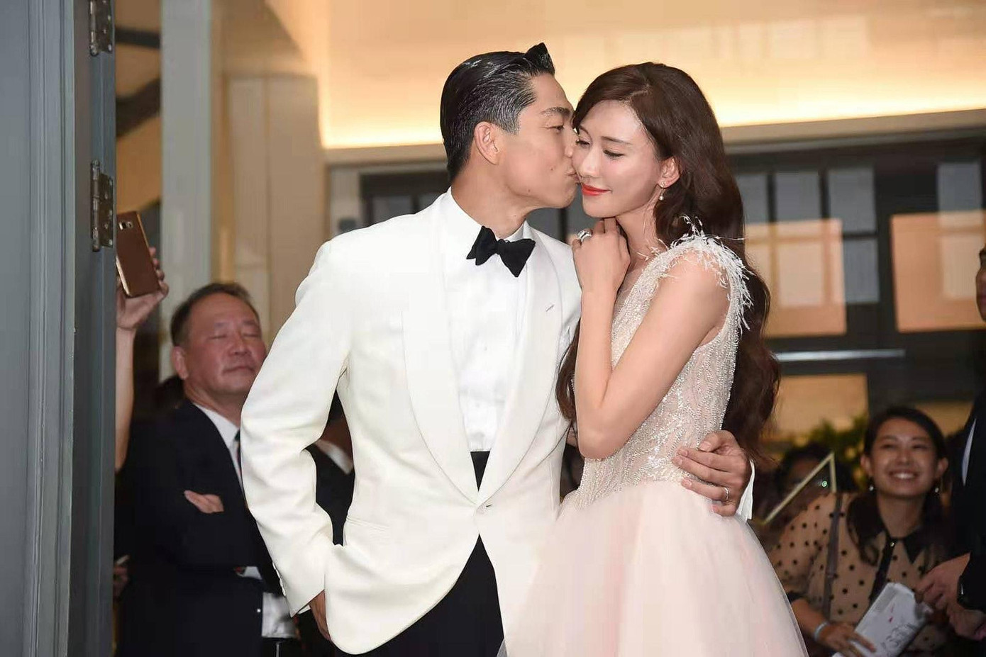 Lâm Chí Linh bị nghi dùng dịch vụ mang thai hộ để sinh con cho chồng kém 8 tuổi Akira.