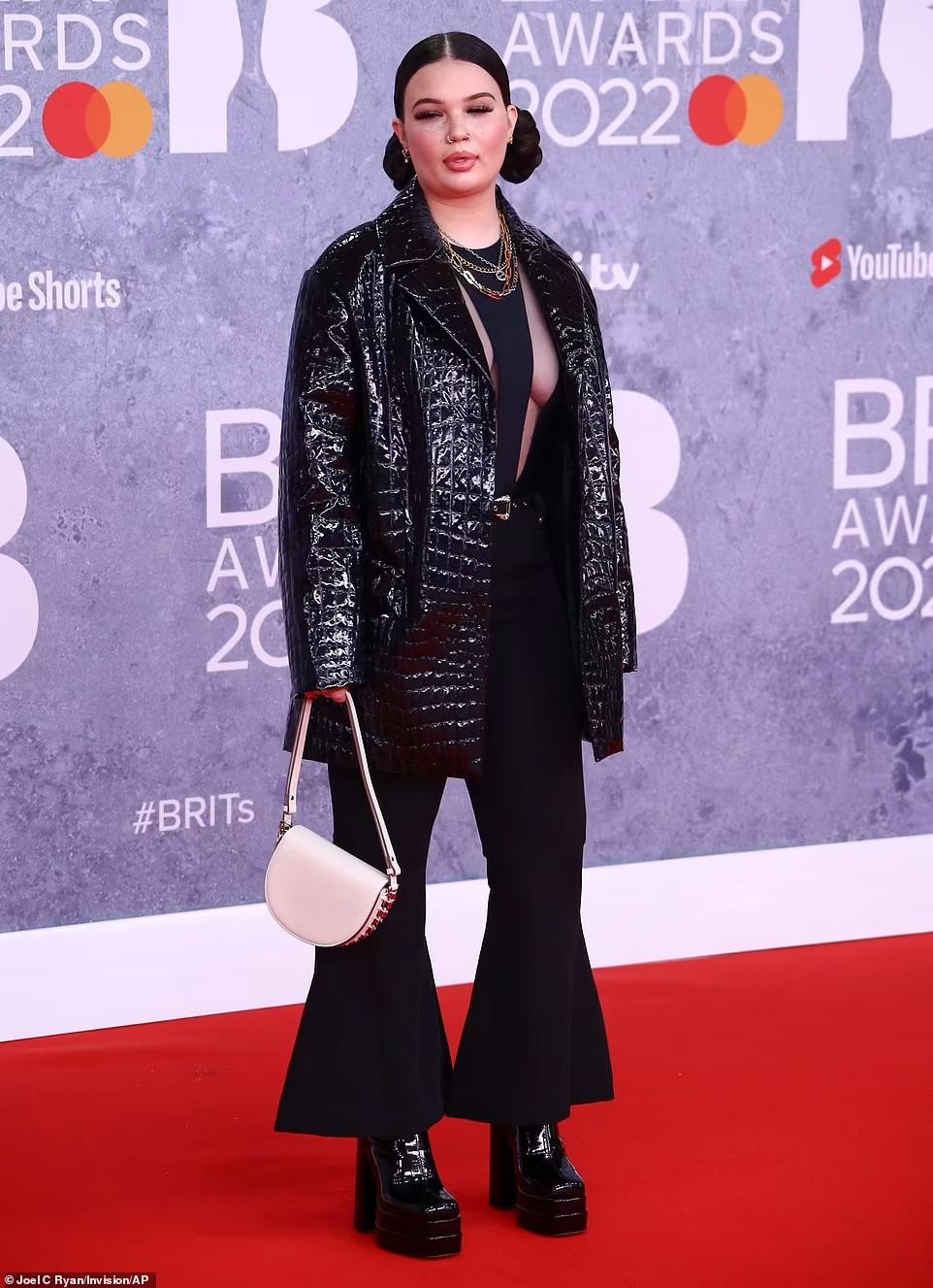 Lola Young kết hợp mốt xuyên thấu và "thả rông".