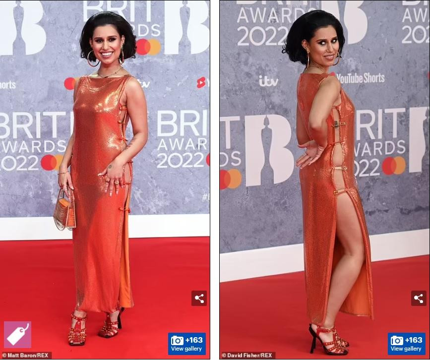 Ca/nhạc sĩ Raye tưởng kín đáo mà hở rất bạo.