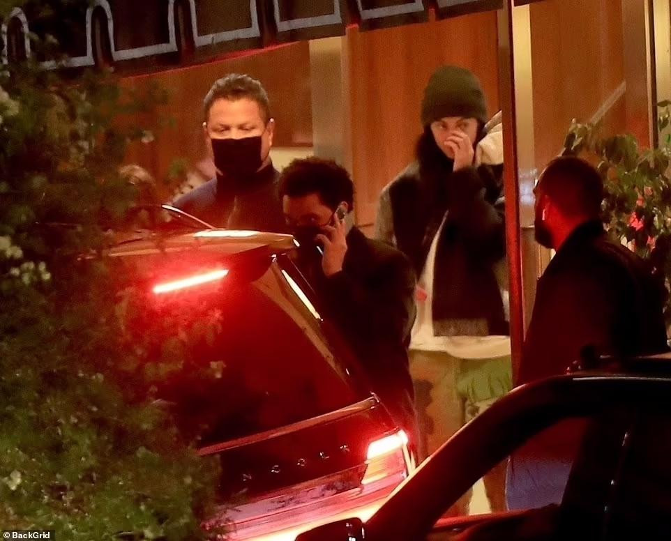 The Weeknd rời khách sạn trước The Weeknd rời khách sạn trước