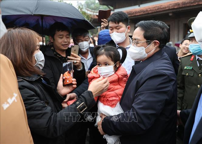 Thủ tướng Phạm Minh Chính với nhân dân đang du xuân tại Khu Di tích Kim Liên (xã Kim Liên, huyện Nam Đàn, Nghệ An).