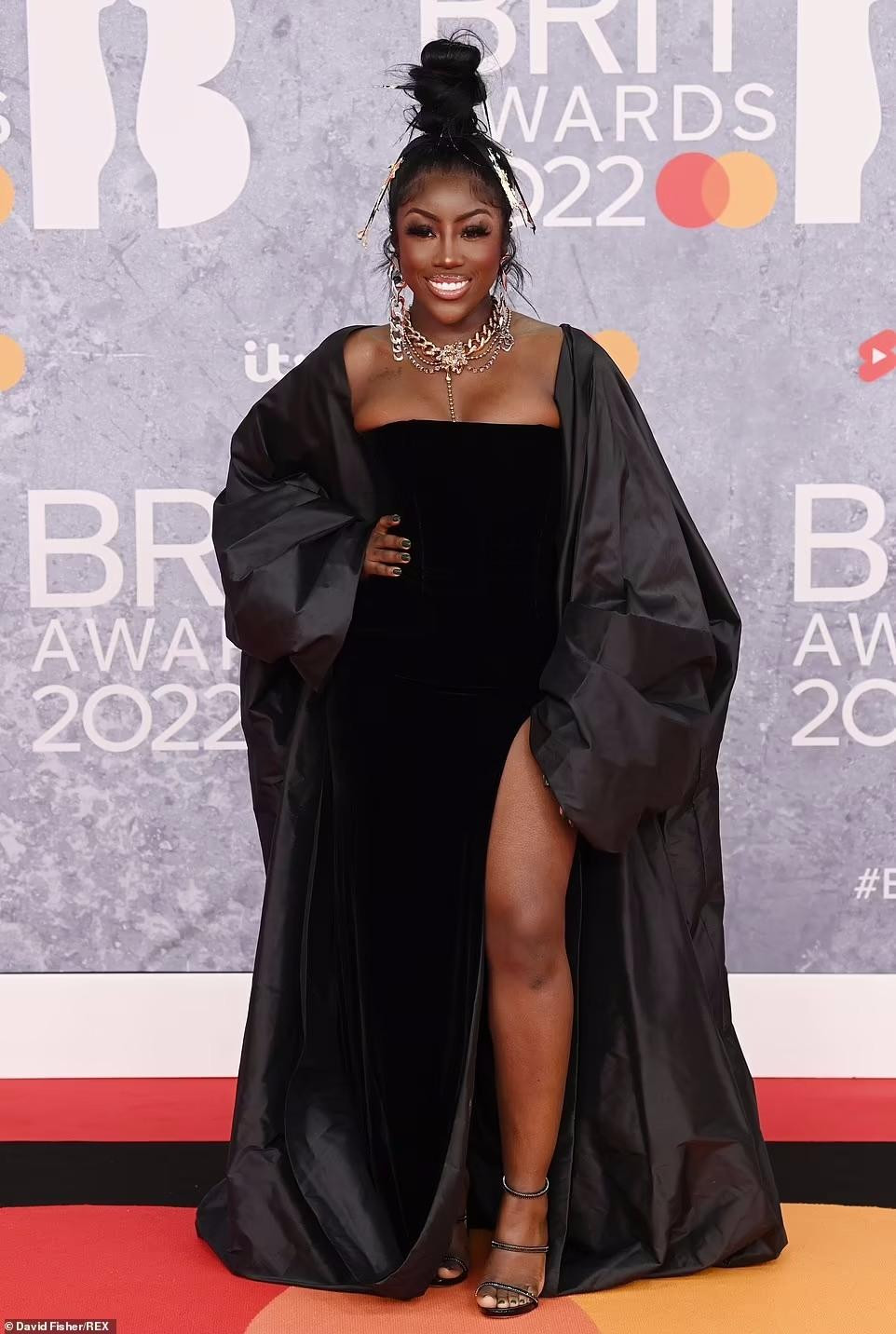 Nữ ca sĩ Bree Runway "o ép" vòng một căng tràn.