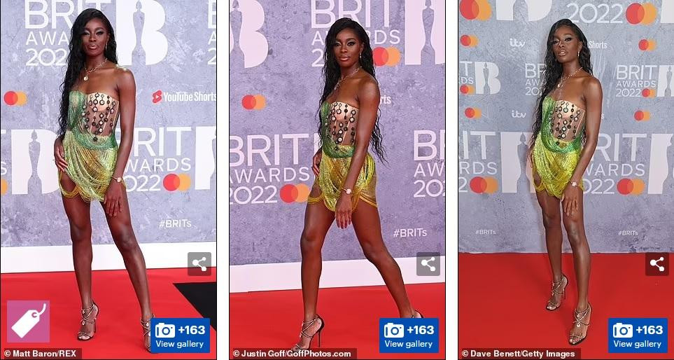 MC AJ Odudu khoe chân dài thẳng nuột trong bộ váy lấp lánh.