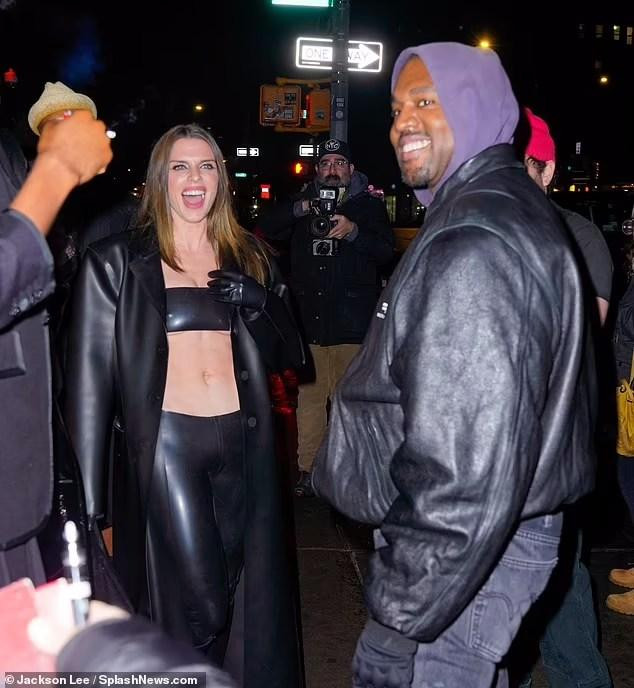 Julia và bạn trai tỷ phú cười nói vui vẻ với bạn bè bên ngoài nhà hàng. Tính đến hiện tại, cặp đôi đã bên nhau được hơn một tháng.