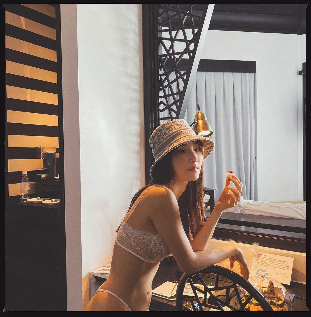 Diễm My 9x sexy hết nấc với nội y xuyên thấu mỏng tang tại khu nghỉ dưỡng cao cấp ở Đà Nẵng.