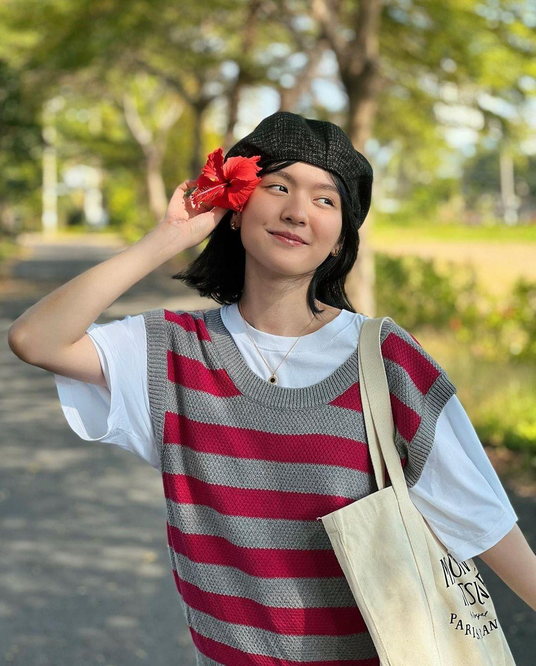 Hải Tú, bạn gái tin đồn của Sơn Tùng M-TP, rạng ngời bên bông hoa râm bụt. “Mùng 4 của Tú”, cô chú thích.