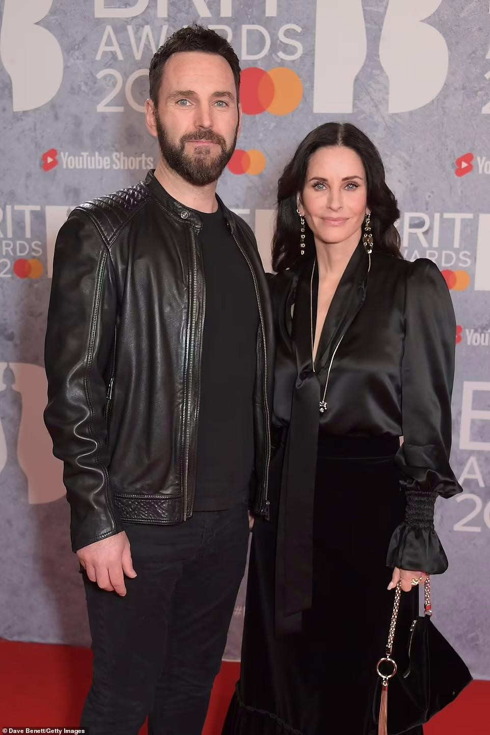 Nữ diễn viên Courteney Cox sánh đôi bên người tình 7 năm, nam nghệ sĩ guitar Johnny của ban nhạc Snow Patrol.