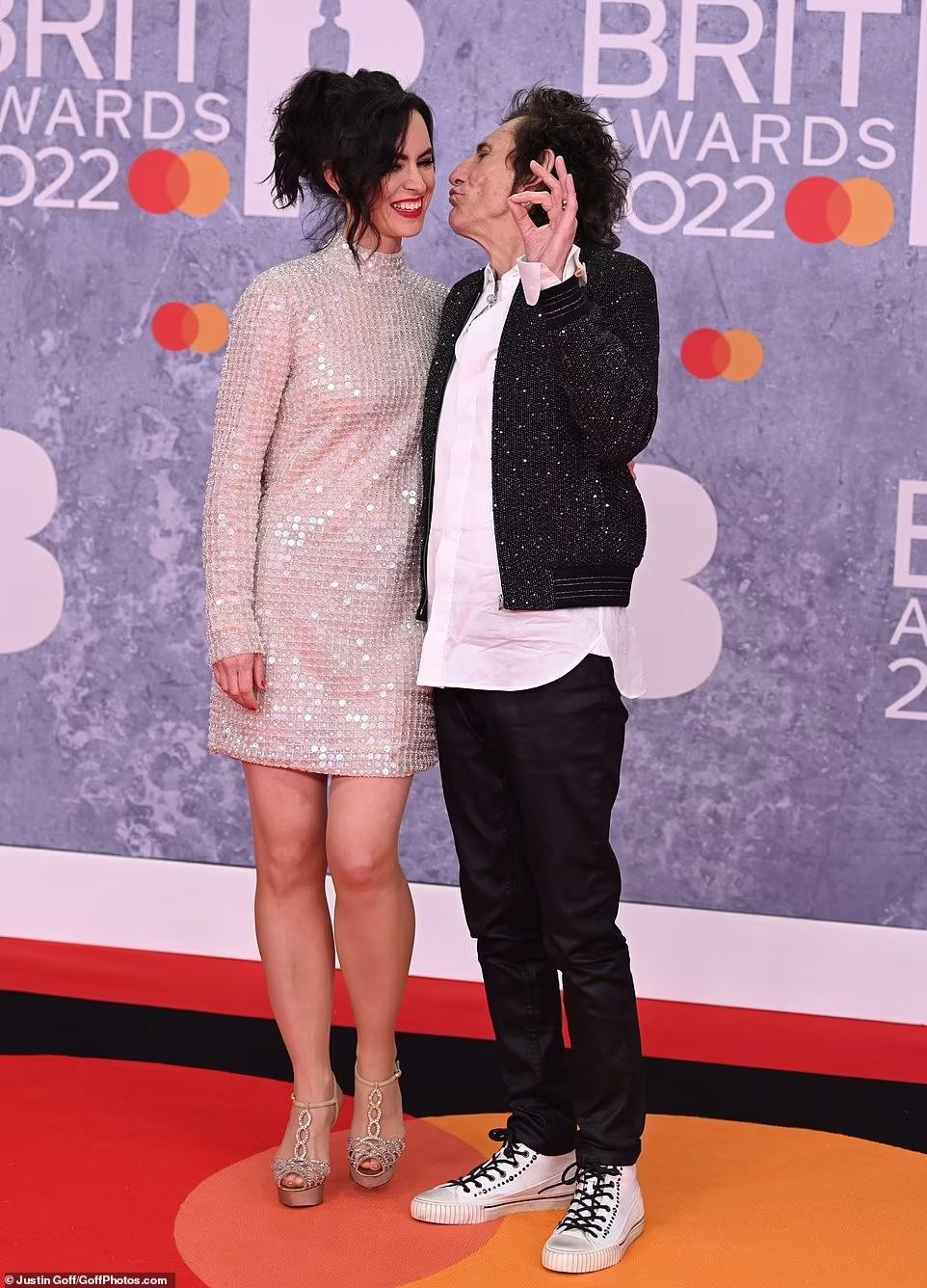 Sally và Ronnie Wood tình tứ.