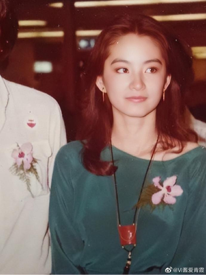 Bà nổi tiếng qua các tác phẩm ăn khách như “Tiếu ngạo giang hồ chi Đông Phương Bất Bại” (1991), “Tân Long Môn khách sạn” (1992), “Lộc đỉnh ký” (1992), “Bạch phát ma nữ truyện” (1993)…