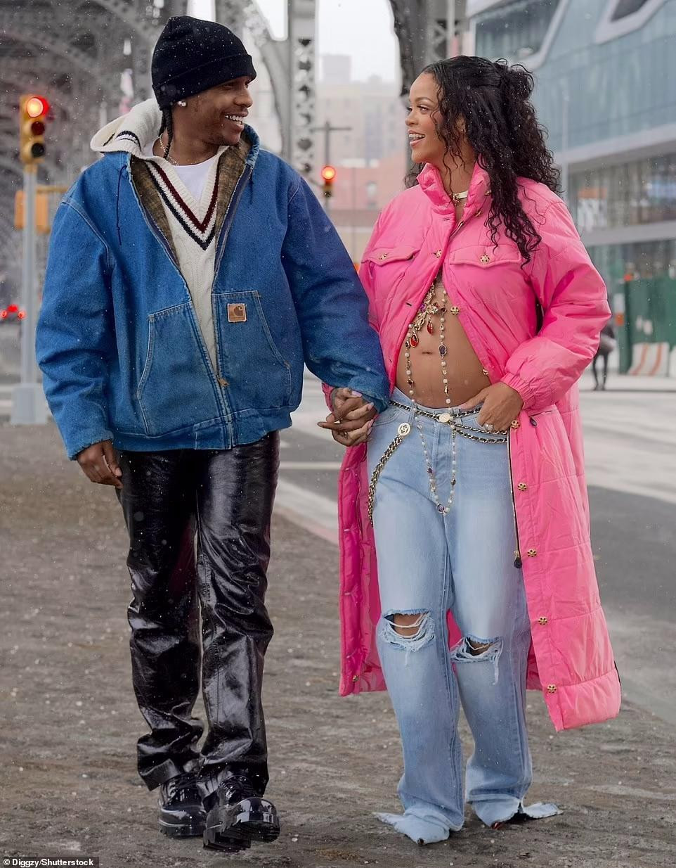 Rihanna và bạn trai bằng tuổi quen nhau từ năm 2010 nhờ hợp tác trong các dự án âm nhạc. Tuy nhiên, phải đến tháng 11/2020, hai ngôi sao sinh năm 1988 mới nói chuyện yêu đương.