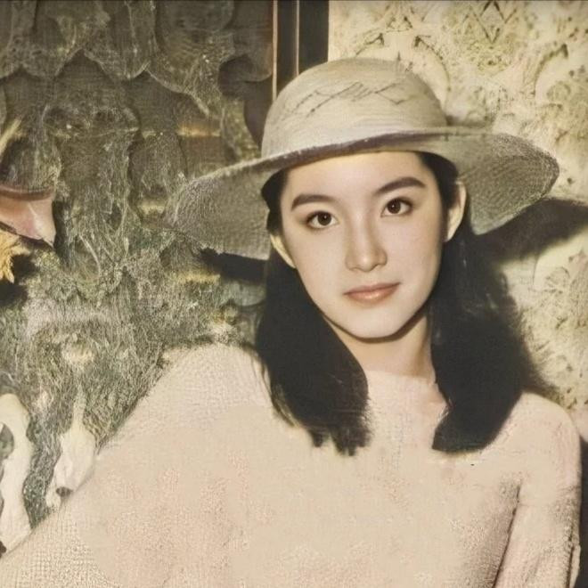 Bà được ca ngợi là kỳ nữ của làng giải trí Hoa ngữ, không chỉ có tài năng diễn xuất ấn tượng mà còn sở hữu nhan sắc hơn người.