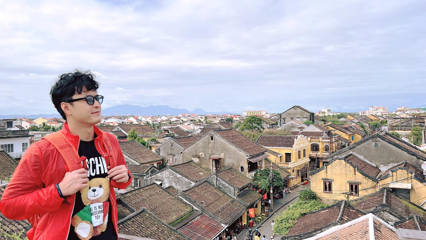 Hồng Đăng giữ nguyên tạo hình trong phim “Thương ngày nắng về” trong chuyến du xuân ở Hội An.