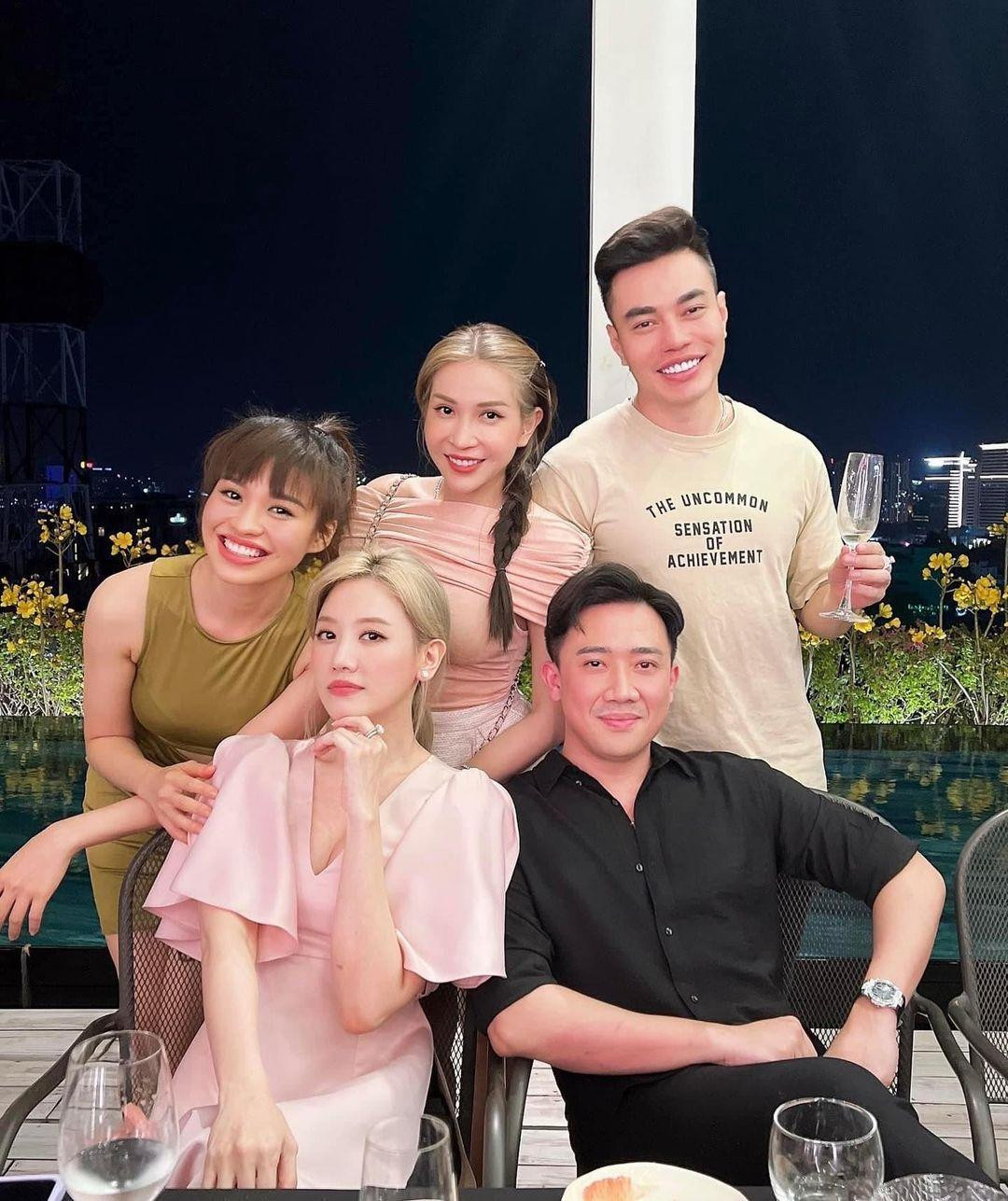 Vợ chồng Trấn Thành – Hari Won có hẹn đầu năm với Lê Dương Bảo Lâm, Khả Như và Lê Lộc.