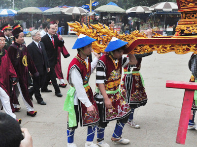 Hành lễ dâng hương diễn ra trang trọng tại Đền Hùng Ảnh: P.V