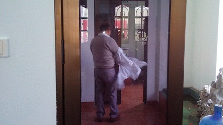 Ông Vũ cởi áo blouse trắng khi đoàn thanh tra xuất hiện