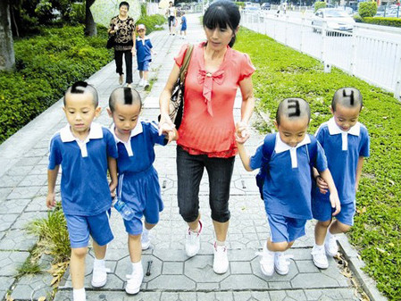 Chị Tan đưa các con đi học. Chị Tan đưa các con đi học