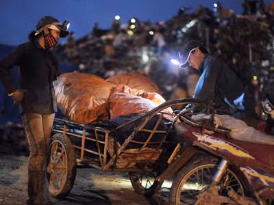 Vợ chồng anh Quang, chị Tâm đã gửi con nhỏ 6 tháng tuổi để hằng đêm đi nhặt rác