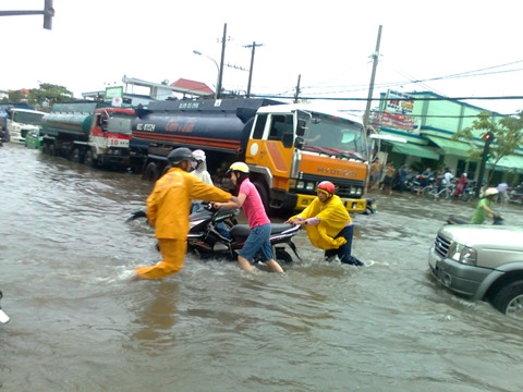 1.	Nước biển dâng cao kết hợp mưa lớn, nước sông nước biển tràn vào các khu vực có bình độ thấp của TPHCM. Trong ảnh: Khu đô thị Phú Mỹ Hưng bị vây bọc bởi biển nước.