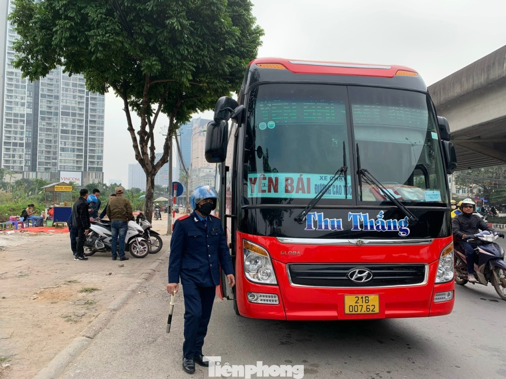 Đến đầu giờ chiều nay, Đội TTGT Nam Từ Liêm đã tuần tra, phát hiện hàng chục xe dừng đỗ, đi "rùa bò" trên đường, trong đó có gần 10 xe khách đủ căn cứ để lập biên bản xử lý vi phạm.