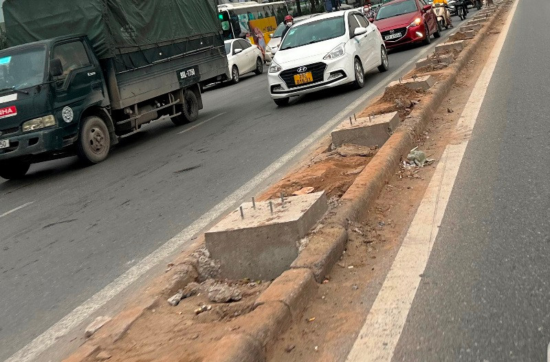 Trên tuyến đường Giải Phóng - Ngọc Hồi, lâu nay dải phân cách kèm hàng rào sắt đang phát huy tốt tác dụng ngăn ngừa người và phương tiện băng qua đường, giảm xung đột giao thông, tuy nhiên hiện cũng bị dỡ, bóc đi, thay vào đó là đơn vị đang đổ các trụ bê tông nhô lên khỏi mặt đất.