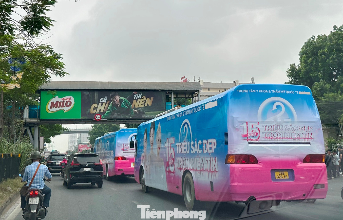 Trên hành trình diễu hành, 2 xe trùm quảng cáo qua rất nhiều nút giao thông có chốt CSGT làm việc thường xuyên nhưng không hề bị dừng xe nhắc nhở, xử lý, gồm: Bà Triệu - Trần Hưng Đạo, Bà Triệu - Đại Cồ Việt, Giải Phóng - Lê Duẩn - Đại Cồ Việt, đường Giải Phóng trước bệnh viện Bạch Mai, Giải Phóng - Trường Chinh, Trường Chinh - Tôn Thất Tùng. Trên hành trình diễu hành, 2 xe trùm quảng cáo qua rất nhiều nút giao thông có chốt CSGT làm việc thường xuyên nhưng không hề bị dừng xe nhắc nhở, xử lý, gồm: Bà Triệu - Trần Hưng Đạo, Bà Triệu - Đại Cồ Việt, Giải Phóng - Lê Duẩn - Đại Cồ Việt, đường Giải Phóng trước bệnh viện Bạch Mai, Giải Phóng - Trường Chinh, Trường Chinh - Tôn Thất Tùng.