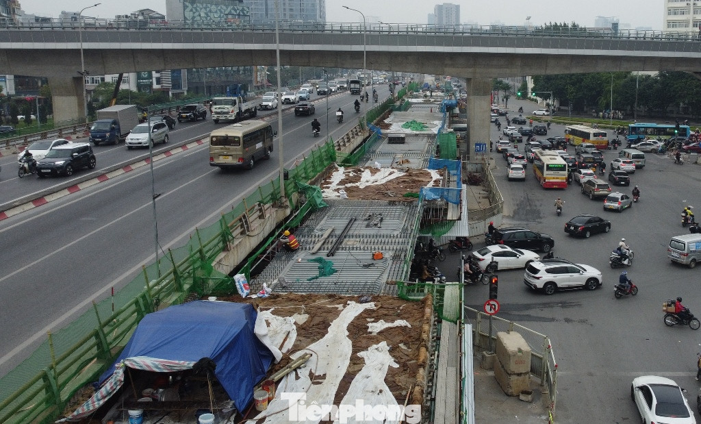 Đại diện Ban QLDA Thăng Long (Bộ GTVT - chủ đầu tư) cho biết, tuy dự án có kế hoạch thi công trong năm 2023 nhưng do vướng mặt bằng và các thủ tục về đầu tư nên đến tháng 5/2023 dự án mới có thể triển khai ở hiện trường. Do vậy, tiến độ hoàn thành cầu hiện nay là quý I/2024.