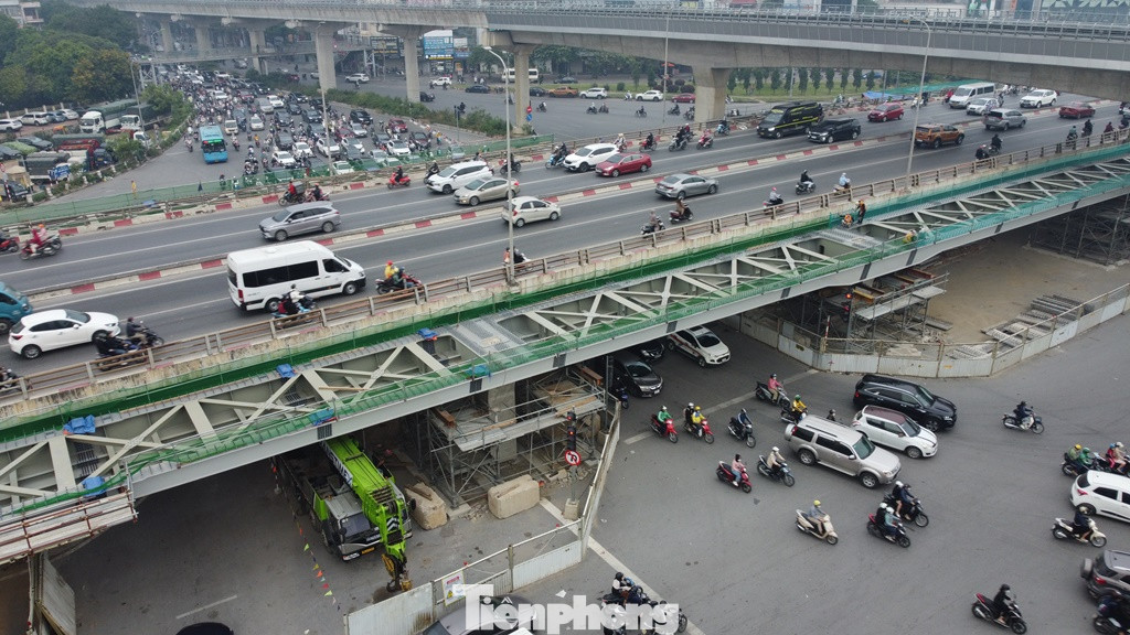 Hai nhịp cầu T4 và T5 là hai nhịp vượt nút giao thông Mai Dịch bên dưới, có dầm cầu dài nhất lên đến 48 mét mỗi bên. Hai nhịp cầu T4 và T5 là hai nhịp vượt nút giao thông Mai Dịch bên dưới, có dầm cầu dài nhất lên đến 48 mét mỗi bên.