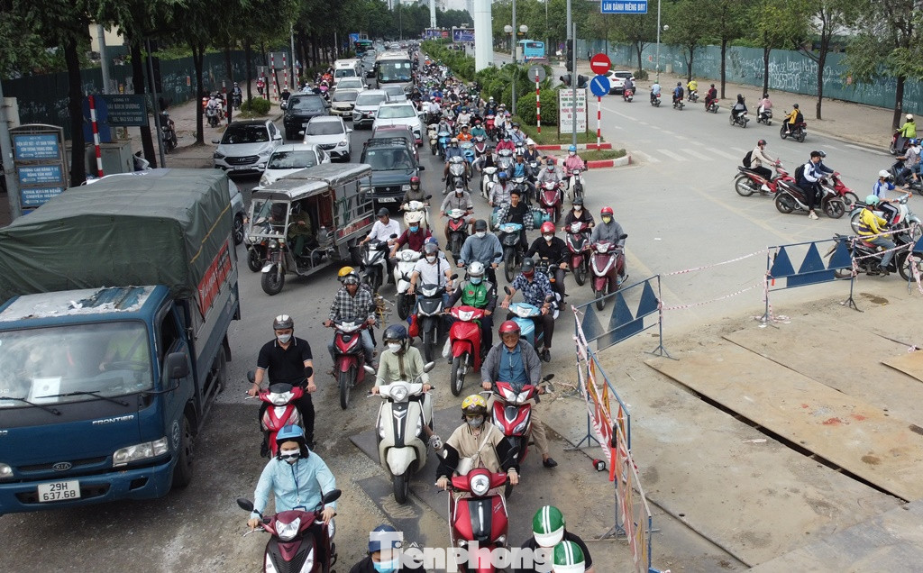 Ngày 13/10, ùn tắc trên đường Tố Hữu diễn ra cả giờ cao điểm sáng và trưa.