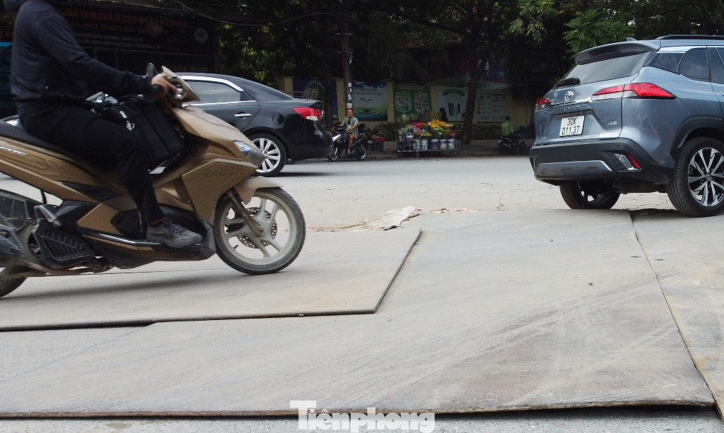 Tuy nhiên, do địa hình công trường không bằng phẳng, tấm lá sắt bị phương tiện đè nặng, dẫn đến cong vênh, tạo những gờ, khe hở so với mặt đường, rất nguy hiểm cho người tham gia giao thông. Tuy nhiên, do địa hình công trường không bằng phẳng, tấm lá sắt bị phương tiện đè nặng, dẫn đến cong vênh, tạo những gờ, khe hở so với mặt đường, rất nguy hiểm cho người tham gia giao thông.