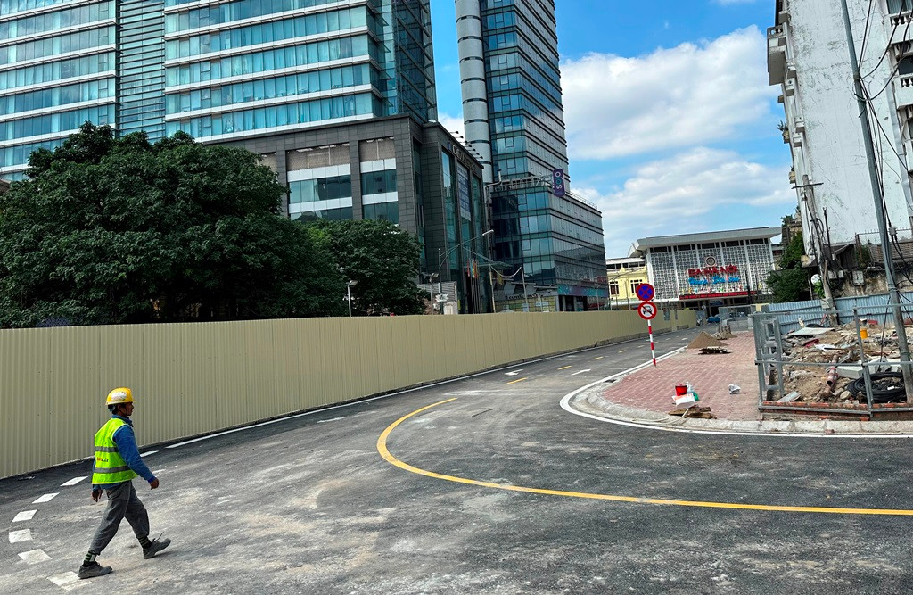 Theo kế hoạch, do mặt bằng ga bên trên đã hoàn thiện nên một phần lòng đường, vỉa hè phố Trần Hưng Đạo đoạn từ phố Phan Bội Châu đến Lê Duẩn sẽ được bàn giao cho Sở GTVT Hà Nội để tổ chức giao thông, phục vụ người, phương tiện đi lại trong những ngày tới.