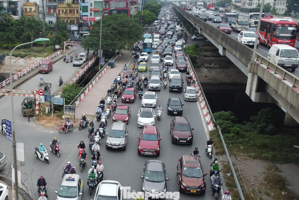 Sáng 16/10, không chỉ Vành đai 3 qua Nguyễn Xiển ùn tắc mà đoạn qua đường Nghiêm Xuân Yêm đi Linh Đàm cũng tắc kéo dài.