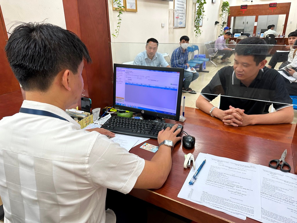 Người dân đến làm thủ tục cấp đổi GPLX tại Sở GTVT thời gian qua. Ảnh: A. Trọng