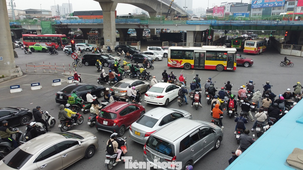 Theo kế hoạch ban đầu, cuối năm 2023 và Tết Nguyên Đán Giáp Thìn này, nút giao Mai Dịch không có hàng rào, bên trên có thêm 2 cây cầu vượt thép giảm ùn tắc, nhưng hiện nay đã gần cuối tháng 12/2023 nhưng việc thi công dự án vẫn ngổn ngang, rào phủ kín xung quanh.