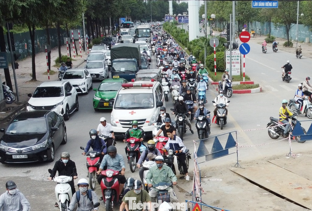Trục đường Tố Hữu - Lê Văn Lương có làn đường dành riêng cho xe buýt BRT, nhưng do ùn tắc qua công trường thi công nên xe máy đã đi lấn vào.