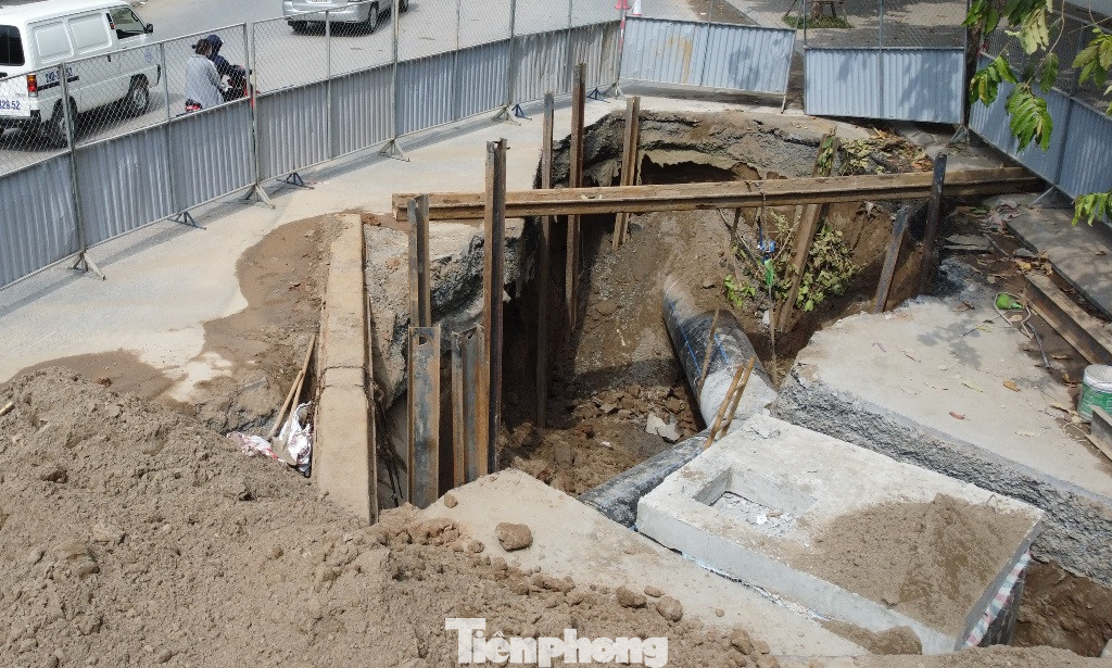 Theo đó, tại đoạn qua khu đô thị Green Bay Mễ Trì (Nam Từ Liêm), khi hạ tầng trong khu đô thị và lòng đường vỉa hè đường Mễ Trì vừa được cải tạo, chỉnh trang khang trang, 2 tuần qua, mặt đường tại đây lại bị đào xới lên để lắp đường ống nước sạch. Theo đó, tại đoạn qua khu đô thị Green Bay Mễ Trì (Nam Từ Liêm), khi hạ tầng trong khu đô thị và lòng đường vỉa hè đường Mễ Trì vừa được cải tạo, chỉnh trang khang trang, 2 tuần qua, mặt đường tại đây lại bị đào xới lên để lắp đường ống nước sạch.