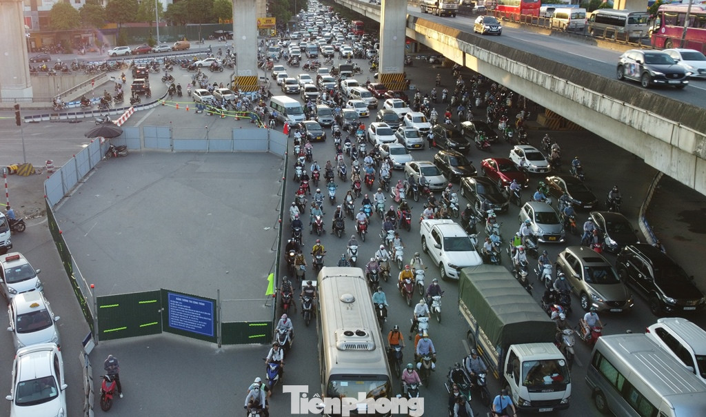 Cùng với thường xuyên ùn tắc trên đường Nguyễn Xiển, các hàng rào thi công tại đây cũng gây ùn tắc cho nút giao thông Thanh Xuân và đường Khuất Duy Tiến (chiều dẫn vào đường Nguyễn Xiển). Cùng với thường xuyên ùn tắc trên đường Nguyễn Xiển, các hàng rào thi công tại đây cũng gây ùn tắc cho nút giao thông Thanh Xuân và đường Khuất Duy Tiến (chiều dẫn vào đường Nguyễn Xiển).