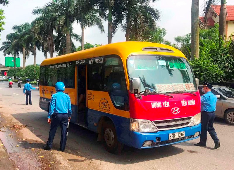 Thanh tra giao thông, Sở GTVT Hà Nội kiểm tra, xử lý xe khách dừng đỗ trên đường Hà Nội. Ảnh: A.Trọng Thanh tra giao thông, Sở GTVT Hà Nội kiểm tra, xử lý xe khách dừng đỗ trên đường Hà Nội. Ảnh: A.Trọng