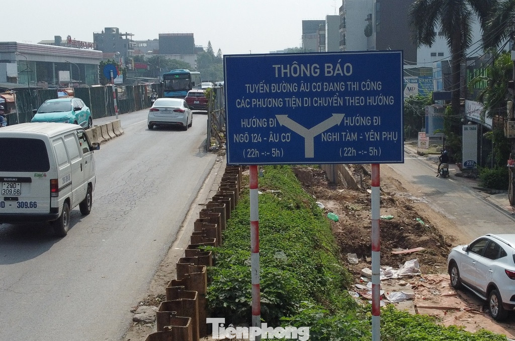 Để giảm xe đi vào đường Âu Cơ - Nghi Tàm trong thời gian thi công từ nay đến tháng 6/2024, Sở GTVT Hà Nội đã có phương án phân luồng trong đó cấm xe khách, xe tải lớn đi vào. Với các phương tiện khác được hướng dẫn đi hai bên phía đường nhánh theo biển báo.