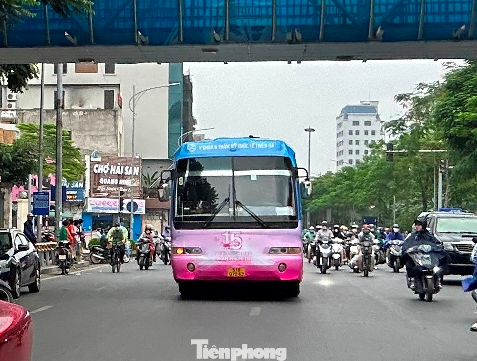 Từ đường Bà Triệu, 2 xe trùm quảng cáo tiếp tục rẽ sang các tuyến phố Đại Cồ Việt, Giải Phóng, Trường Chinh để diễu hành. Từ đường Bà Triệu, 2 xe trùm quảng cáo tiếp tục rẽ sang các tuyến phố Đại Cồ Việt, Giải Phóng, Trường Chinh để diễu hành.