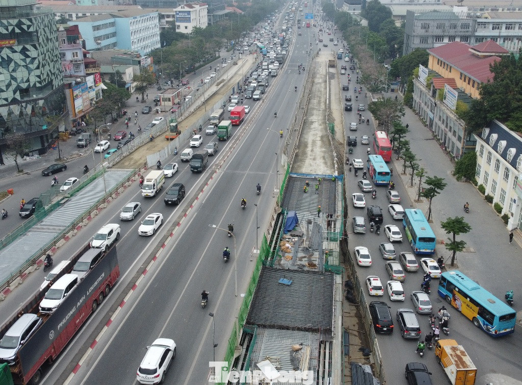 Những ngày qua, công việc thi công hoàn thiện hạ tầng mặt cầu đang được các đơn vị tập trung ở làn cầu hướng Phạm Hùng - Phạm Văn Đồng.