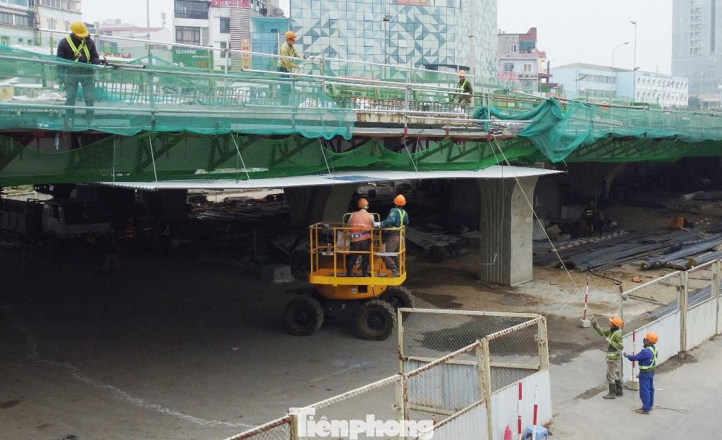 Sau khi hợp long các nhịp cầu, đơn vị thi công đang tập trung hoàn thiện hạ tầng mặt cầu, trong đó có bờ lan can và hệ thống tường rào đảm bảo an toàn giao thông.