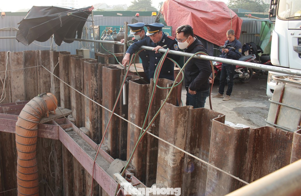 Đi vào bên trong các công trường này, TTGT Hà Nội thấy rằng, công trường không thi công, máy móc nằm yên.